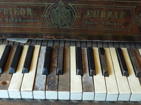 P1280825 Western piano